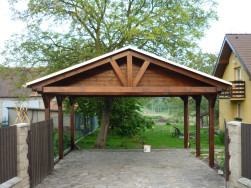 Pergola na zakázku sloužící jako garážové stání