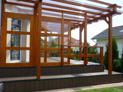 Pergola s polykarbonátovou střechou