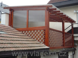 Pergola s dělícími stěna s polykarbonátovou výplní