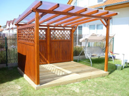 Zahradní pergola s polykarbonátovou střechou