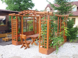 pergola s mřížemi pro pěstování popínavých rostlin