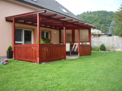 Zastřešená pergola Linda 23 ukotvená ke zdi domu