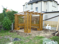 Pergola se střechou z komůrkového polykarbonátu