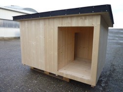 Zateplená psí bouda s masivní dřevěnou konstrukcí