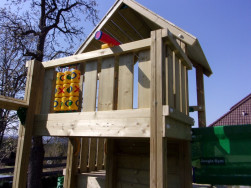 Na jedné z věží jsou instalovány pro děti piškvorky