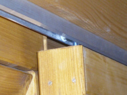 Horní vodící lišta posuvných lamelových dveří