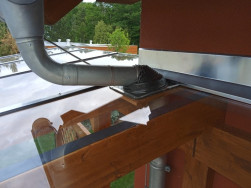 Detail řešení zastřešené pergoly s průchodkou okapu ze střechy domu