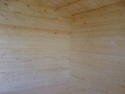 Stěny chaty jsou vyrobeny z 28 mm silného smrkového dřeva