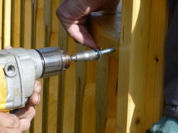 Pro sešroubování konstrukce altánu používáme vruty do dřeva s podložkou