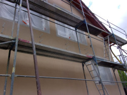 Konstrukce balkonu bude do zdi domu kotvena na chemickou maltu a závitové tyče