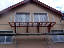Rám podlahy balkonu připevněný na  masivní dřevěné podpěry