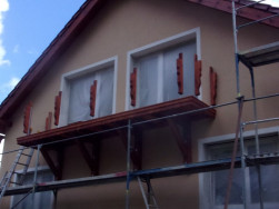Kovovou konstrukci balkonového zábradlí překryl velmi pěkný balkonový sloupek