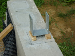 Ocelové patky jsou součástí  nové betonové zídky