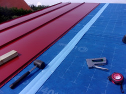Na střechu pergoly jsme položili plechovou střešní krytinu Lindab v červené barvě