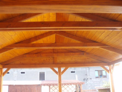 Pohled na dřevěnou konstrukci sedlové střechy s palubkovým podbitím