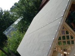 Na střechu přístřešku jsme položili a lepeňáky připevnili asfaltovou lepenku