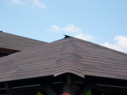 Detail položení asfaltového šindele v prostoru, kde se lomí střecha altánu