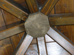 Hrotnice je část střechy altánu ke které se sbíhají střešní krokve